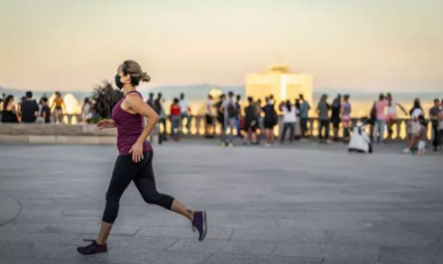 Κορωνοϊός: Πρέπει να φοράμε μάσκα όταν βγαίνουμε για τρέξιμο;