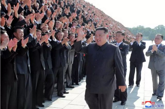 Ο Κιμ Γιονγκ Ουν νόσησε σοβαρά με «πυρετό» πριν ανακηρύξει τη «νίκη» επί της πανδημίας στη Βόρεια Κορέα