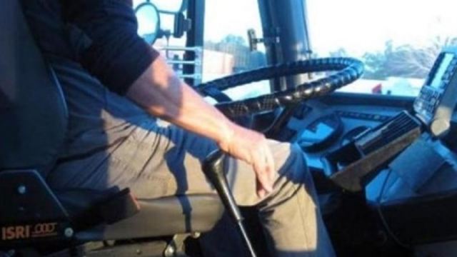 Οδηγός σχολικού λεωφορείου λιποθύμησε στο τιμόνι - Η σωτήρια κίνηση ενός μαθητή