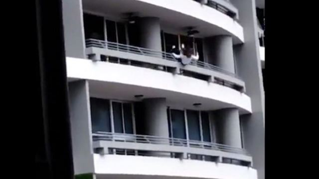 Βίντεο που σοκάρει: 27χρονη μητέρα έπεσε στο κενό από τον 27ο όροφο ενώ έβγαζε selfie