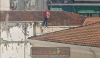 Δικαστήρια Καρδίτσας: Κατέβηκε από τη στέγη ο άνδρας που απειλούσε να πέσει (ΒΙΝΤΕΟ)