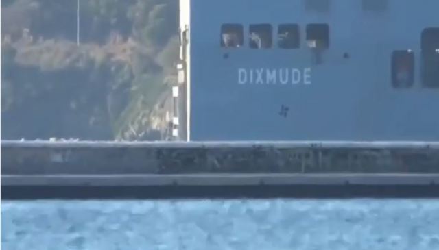 Αυτό είναι το εντυπωσιακό ελικοπτεροφόρο «Dixmude» που έπιασε λιμάνι στο Βόλο