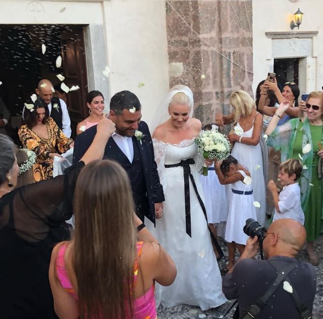 Ελισάβετ Μουτάφη - Μάνος Νιφλής: Παντρεύτηκαν στην Σαντορίνη! Η ρομαντική τελετή στο μαγευτικό νησί! video
