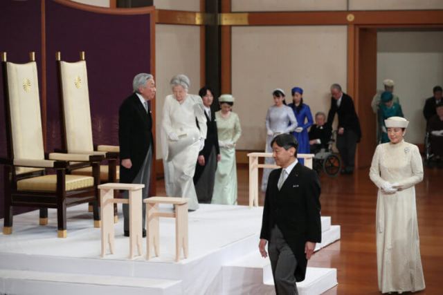 Ιαπωνία: Τέλος εποχής για τον αυτοκράτορα Ακιχίτο – Παρέδωσε στον γιο του Ναρουχίτο [video, pics]