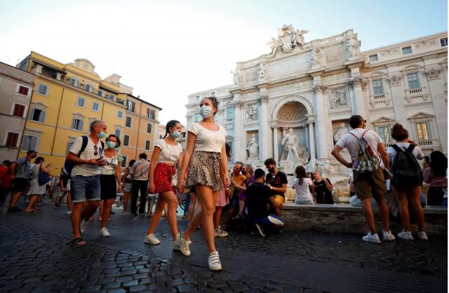 Ιταλία: Την «πολιορκεί» ο κορωνοϊός αλλά… ξορκίζουν το lockdown!