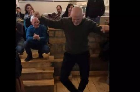 Εκλογές ΚΙΝΑΛ: Ο Γιώργος Παπανδρέου χόρεψε ζεϊμπέκικο μετά την ήττα