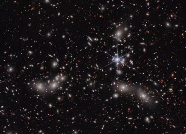 Δέος από τις νέες εικόνες του James Webb - Τρεις γαλαξίες ενώνονται και διαστρεβλώνουν τον χωροχρόνο γύρω τους!