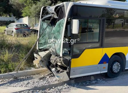 Σμπαράλια το λεωφορείο του ΟΑΣΑ που έπεσε σε κολώνα στα Λιόσια - Ο οδηγός προσπάθησε να αποφύγει άλλο τροχαίο