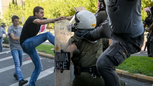 Η κατάθεση του αστυνομικού για τον «καρατέκα» διαδηλωτή: Ένιωσα να χάνω το φως μου