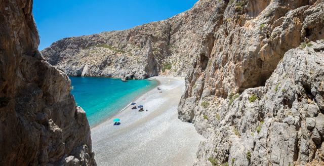 Δυσπρόσιτες και απομονωμένες πανέμορφες παραλίες της Ελλάδας