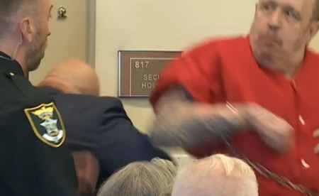 Βίντεο με δολοφόνο να ρίχνει αγκωνιά στο πρόσωπο του δικηγόρο του - Σκότωσε παιδί και μπέιμπι σίτερ