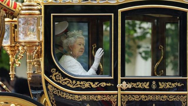 Το ένοχο μυστικό της βασίλισσας: Το ψεύτικο χέρι για να μην κουράζεται