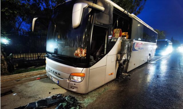 Σοβαρά επεισόδια έξω από το ΑΠΘ και τη Γεωπονική Αθηνών - Μολότοφ, καμένα αυτοκίνητα και λεωφορεία