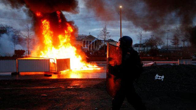 Συγκρούσεις ξέσπασαν στη διαδήλωση των &quot;κίτρινων&quot; γιλέκων στο Παρίσι