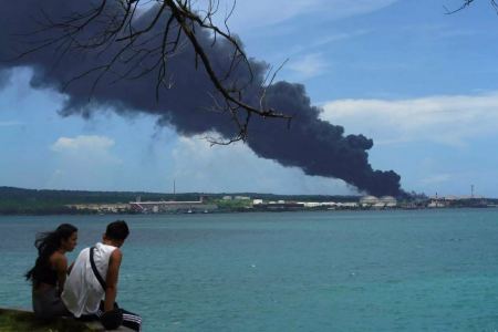 Κούβα: Εκτός ελέγχου η πυρκαγιά σε πετρελαϊκές εγκαταστάσεις – Φλέγονται τρείς δεξαμενές