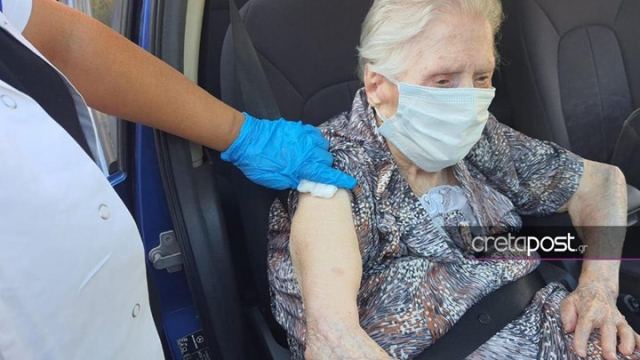Εμβολιάστηκε γιαγιά 100 ετών στο Ηράκλειο – Ο συγκλονιστικός διάλογος με τον γιατρό