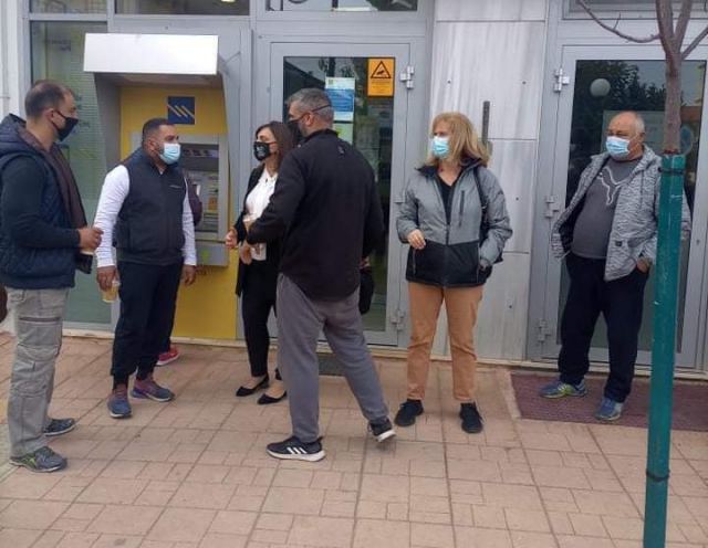 Κάτω Τιθορέα: Συμβολική κατάληψη έξω από την Τράπεζα Πειραιώς