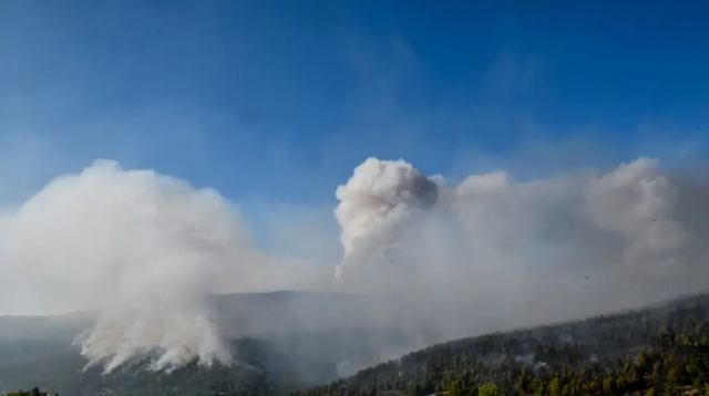 Φωτιά στα Βίλια: Ο καπνός έφτασε μέχρι τις δυτικές ακτές της Κρήτης - Εντυπωσιακές εικόνες από δορυφόρο