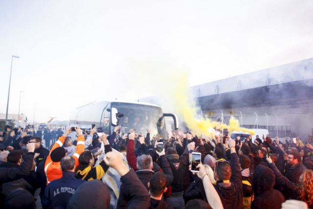 AEK: Υποδοχή πρωταθλητών! «Τρέλα» για τους παίκτες της Ένωσης στο αεροδρόμιο – video