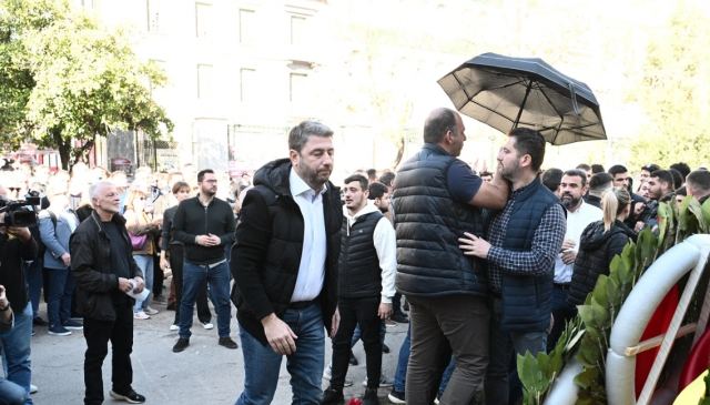 Νίκος Ανδρουλάκης: Δείτε τη στιγμή που πετούν καφέδες στον πρόεδρο του ΠΑΣΟΚ στο Πολυτεχνείο