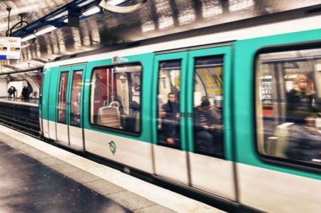 Παρίσι: Νεκρή 45χρονη που πιάστηκε το παλτό της στις πόρτες του Μετρό