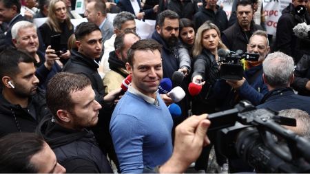 Ο Κασσελάκης κάνει γκάλοπ στα μέλη του ΣΥΡΙΖΑ και ρωτάει πόσες ώρες μπορούν να είναι μαζί τον μήνα