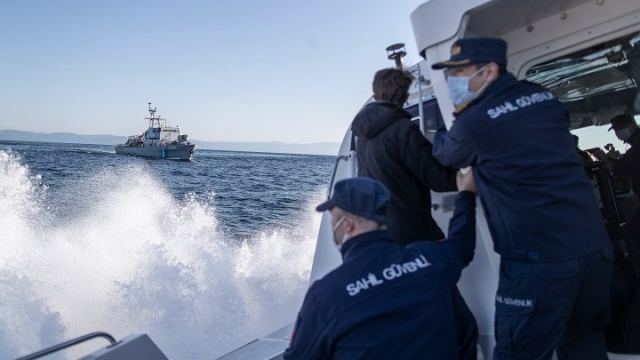 37 άνθρωποι διασώθηκαν από το πλοιάριο με 45 μετανάστες που βυθίστηκε στα ανοικτά των νότιων ακτών της Τουρκίας