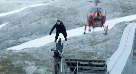 O Τομ Κρουζ πηδάει στο κενό με μοτοσικλέτα στο «μεγαλύτερο stunt στην ιστορία του σινεμά»