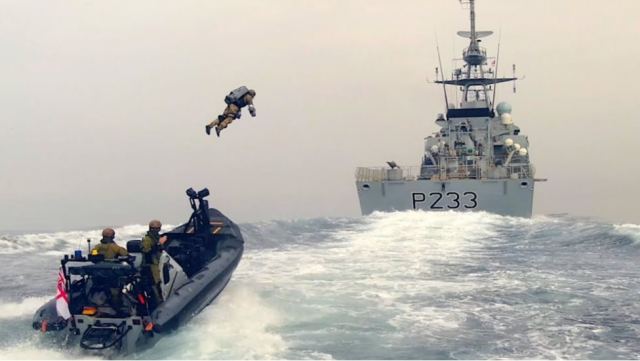 Βρετανία: Το πολεμικό ναυτικό σε άσκηση με στολές αλά... «Iron Man» - Δείτε το εντυπωσιακό βίντεο