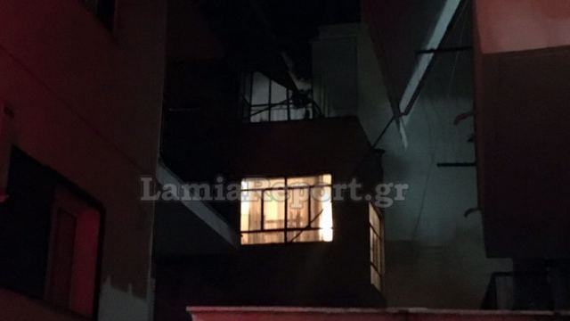 Αναστάτωση από πυρκαγιά το βράδυ στη Λαμία - Δείτε εικόνες
