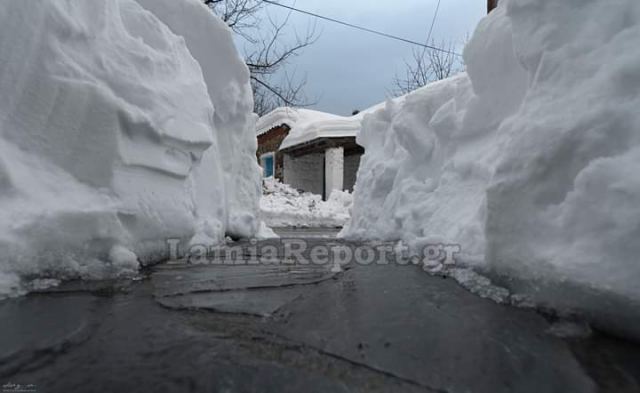 Μισό μέτρο φρέσκο χιόνι στην Καρυά Καμένων Βούρλων - Δείτε εικόνες