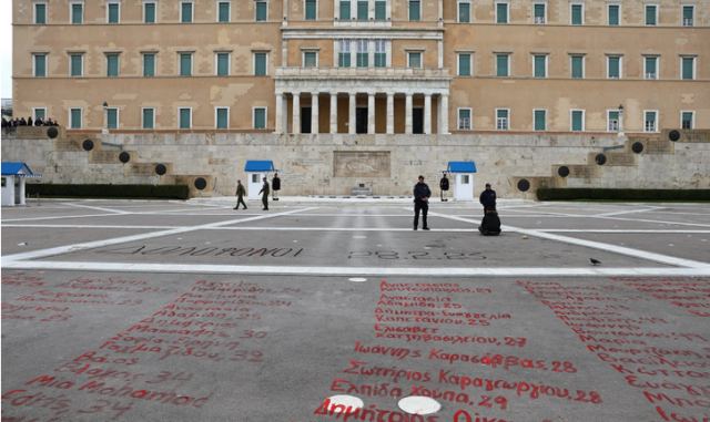 Tέμπη: Έσβησαν τα ονόματα των θυμάτων που γράφτηκαν μπροστά από τον Άγνωστο Στρατιώτη – Τι απαντά ο Δήμος Αθηναίων