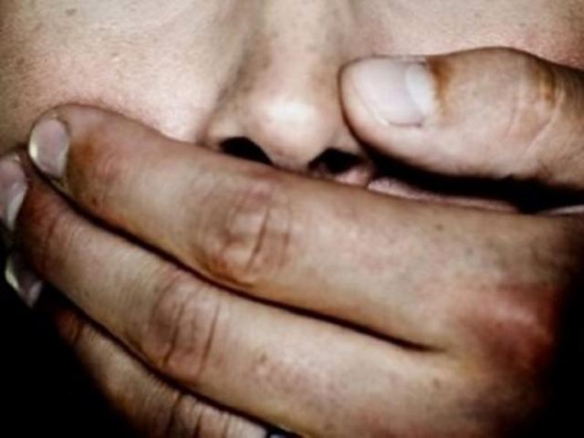 Γυναίκα δάγκωσε το πέος επίδοξου βιαστή που απαίτησε στοματικό σεξ! - Video