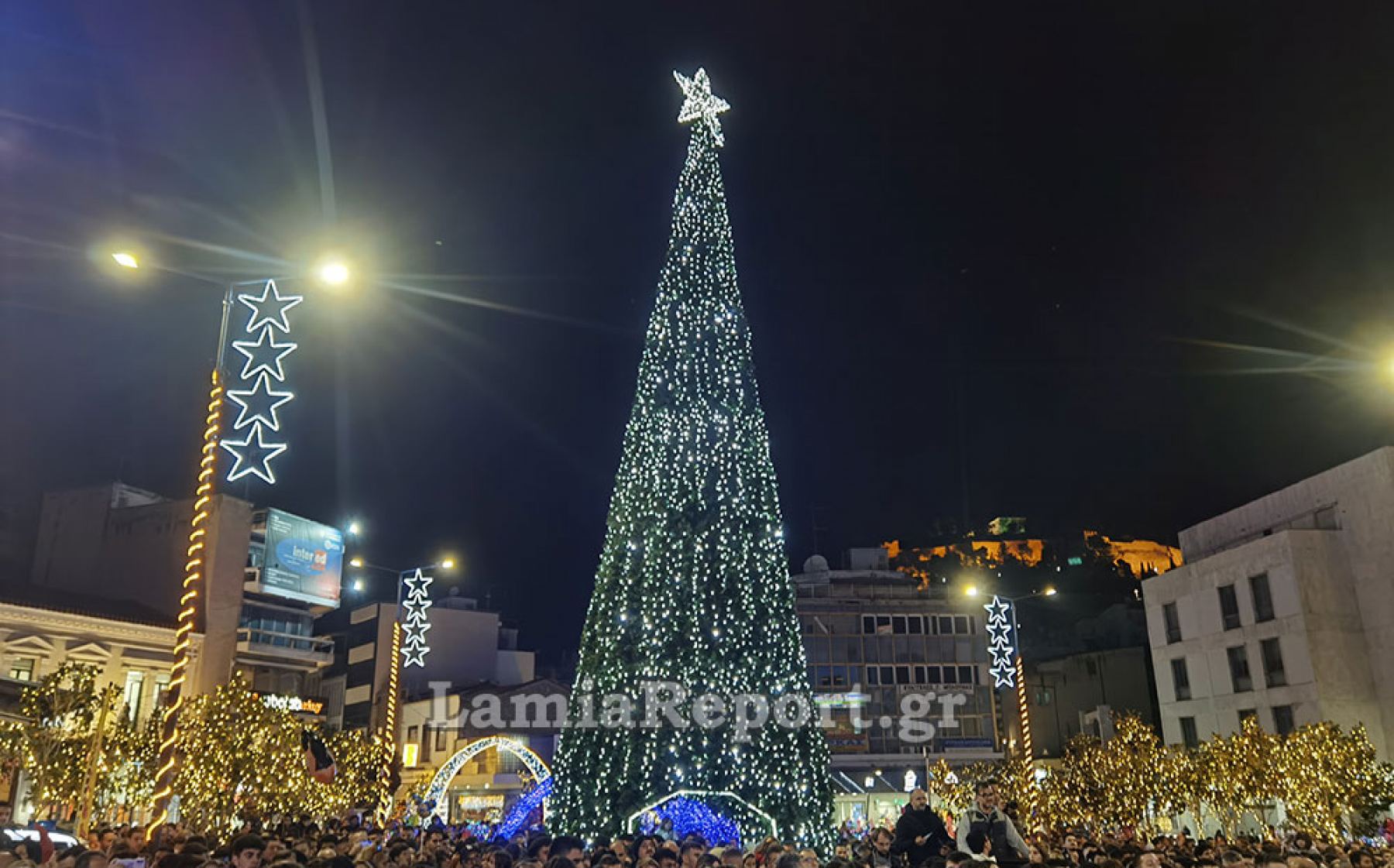 Πλημμύρισε από φως η Λαμία - Άναψε το Χριστουγεννιάτικο δέντρο (ΒΙΝΤΕΟ-ΦΩΤΟ)