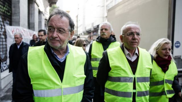 Ο Λαφαζάνης στο Παρίσι διαδηλώνει με τα κίτρινα γιλέκα