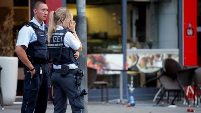 Ανδρας έπεσε με το αυτοκίνητό του σε καφέ του Βερολίνου - Πολλοί τραυματίες