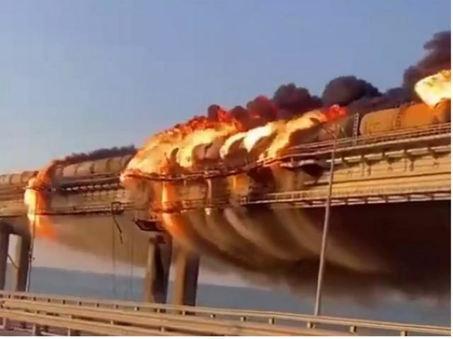 Πολύ ισχυρή έκρηξη στη γέφυρα στο Στενό του Κερτς - Δείτε βίντεο