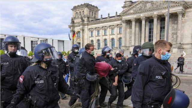 «Ντόμινο» διαδηλώσεων σε Γερμανία, Ελβετία, Βρετανία κατά των περιοριστικών μέτρων