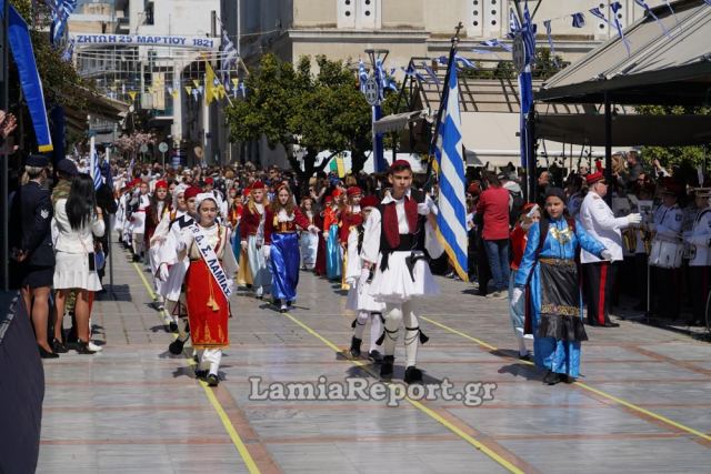 Εικόνες από τη μαθητική παρέλαση της 25ης Μαρτίου στη Λαμία (Δημοτικά)