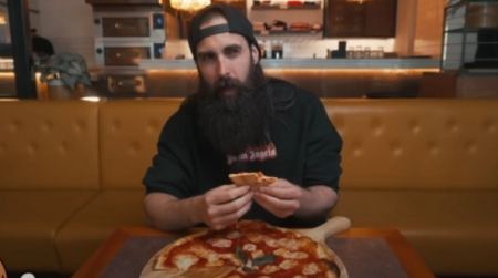 YouTuber έφαγε 48 κομμάτια πίτσα και έκανε σμπαράλια το ρεκόρ στο εστιατόριο του Gordon Ramsay