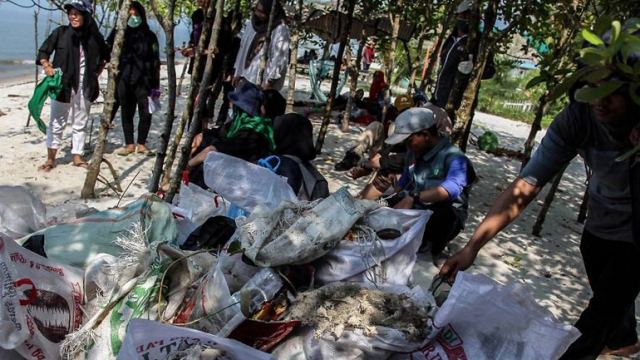 Χιλιάδες Ινδονήσιοι ξεχύθηκαν στις παραλίες για να τις... καθαρίσουν