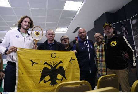 O Στέφανος Τσιτσιπάς φωτογραφήθηκε με σημαία της ΑΕΚ