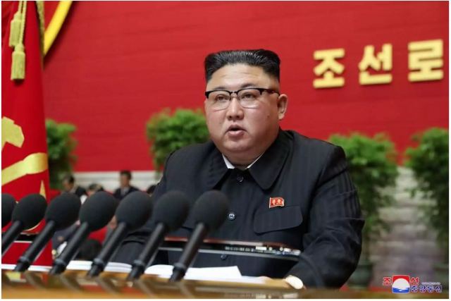 Guardian: Η Βόρεια Κορέα απαγορεύει τα στενά τζιν