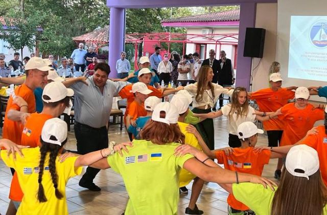 Φθιώτιδα: Ο Πρέσβης των ΗΠΑ χόρεψε και διασκέδασε με τα παιδιά της Ουκρανίας