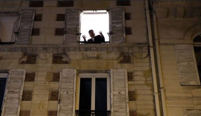 Γαλλία: Τενόρος δίνει συναυλίες από το παράθυρό του στο Παρίσι