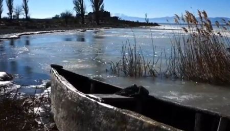 Καιρός - Φλώρινα: Ξύπνημα στους -15 με τη λίμνη Πετρών στο Αμύνταιο να έχει παγώσει