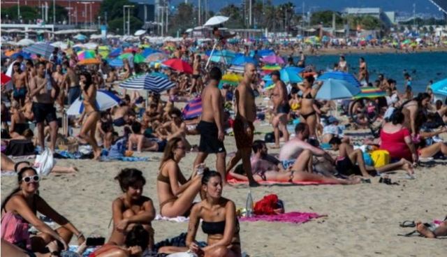 Κορωνοϊός: Οι Ισπανοί κατέκλυσαν τις παραλίες, αψηφώντας τις συστάσεις των αρχών
