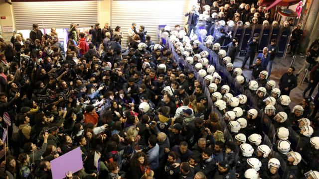 Τουρκία: Η αστυνομία διέλυσε διαδήλωση κατά της βίας σε βάρος των γυναικών