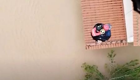 Βίντεο ντοκουμέντο από διάσωση κατοίκου από τη στέγη με super puma στην Αγία Τριάδα Καρδίτσας