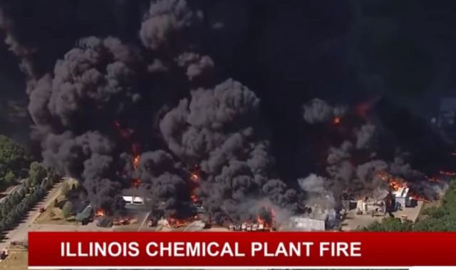 Συγκλονιστικές εικόνες από φωτιά σε χημικό εργοστάσιο: Σύννεφο μαύρου καπνού έφτασε στα 100 μέτρα